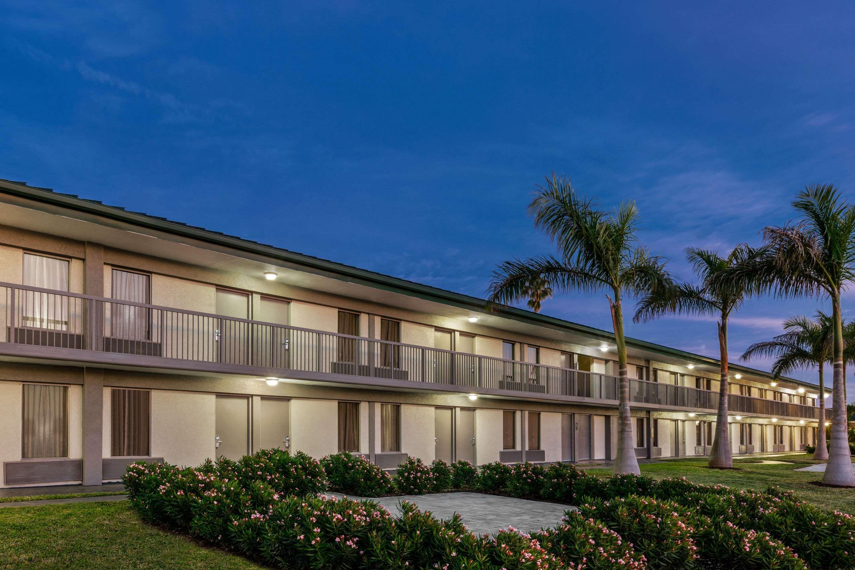 Hotel Ramada By Wyndham Sarasota Waterfront South Bradenton Exterior foto