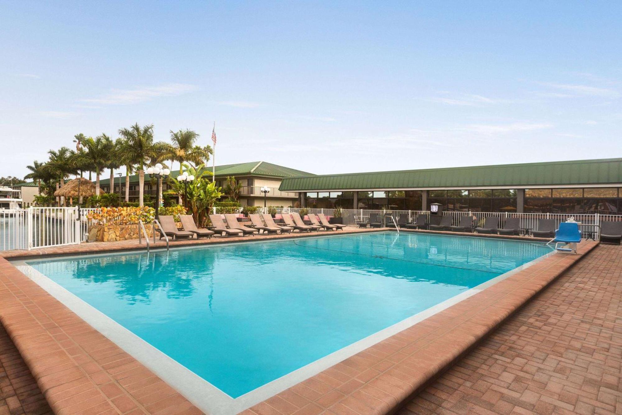 Hotel Ramada By Wyndham Sarasota Waterfront South Bradenton Exterior foto